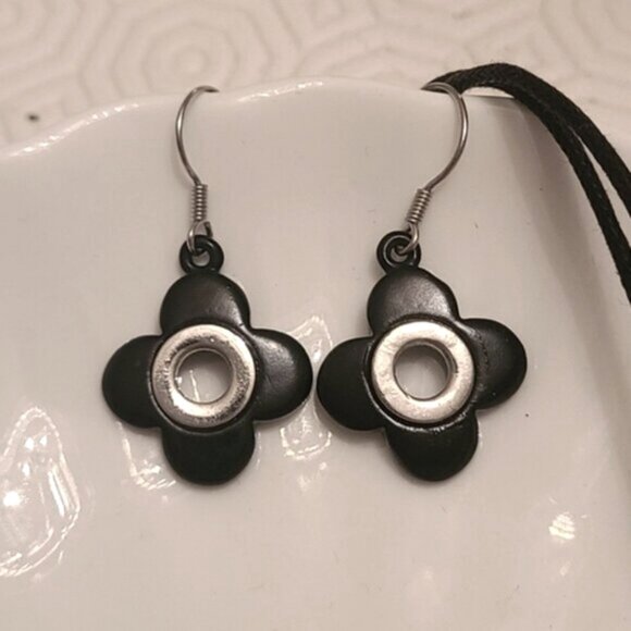 Floral Black and Silver Costume Jewelry Flower Pendant Necklace Dangle Earrings - Picture 5 of 6